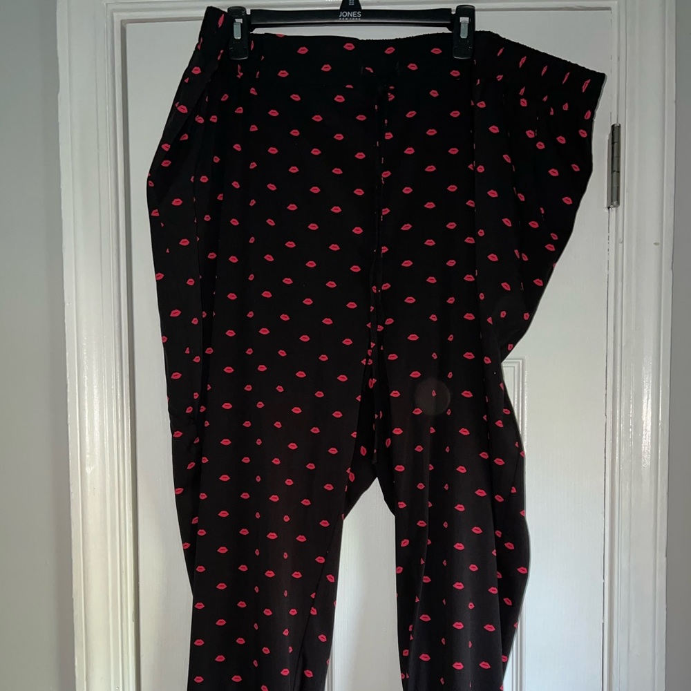 Torrid black joggers size 5 with pink lip print